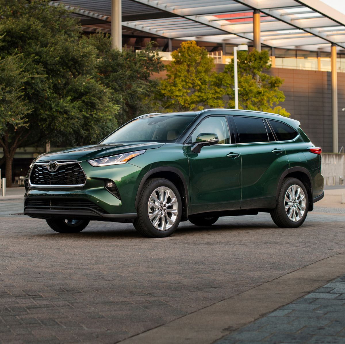 The Future of SUVs: A Sneak Peek into the High-Tech Features of the 2023 Toyota Highlander Hybrid - Efficient hybrid powertrain and improved fuel efficiency