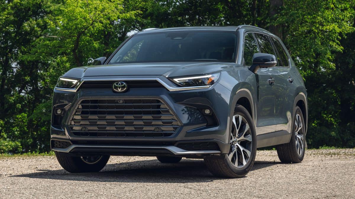 The Future of SUVs: A Sneak Peek into the High-Tech Features of the 2023 Toyota Highlander Hybrid - Advanced Infotainment System and connectivity options